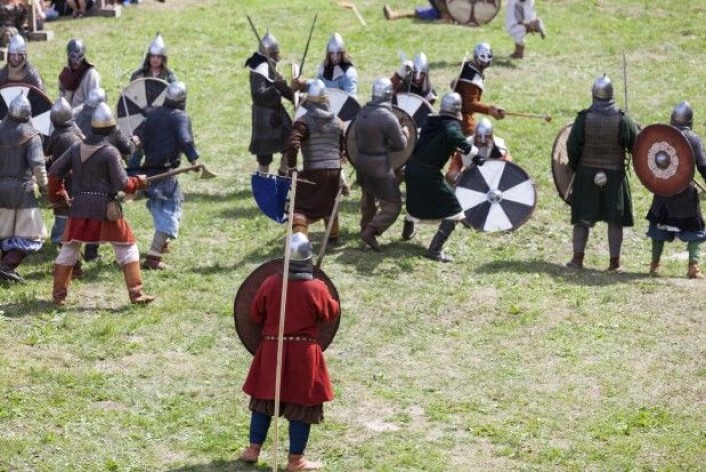 Ved museet ved vikingborgen Trelleborg i Danmark, som hvert år arrangerer en vikingfestival, vil man avholde møte med krigerne som ved hver festival oppfører slag foran publikum. Kanskje må koreografien endres på bakgrunn av Rolf Warmings arbeid. (Foto: Shutterstock) Ved museet ved vikingborgen Trelleborg i Danmark, som hvert år arrangerer en vikingfestival, vil man avholde møte med krigerne som ved hver festival oppfører slag foran publikum. Kanskje må koreografien endres på bakgrunn av Rolf Warmings arbeid. (Foto: Shutterstock)