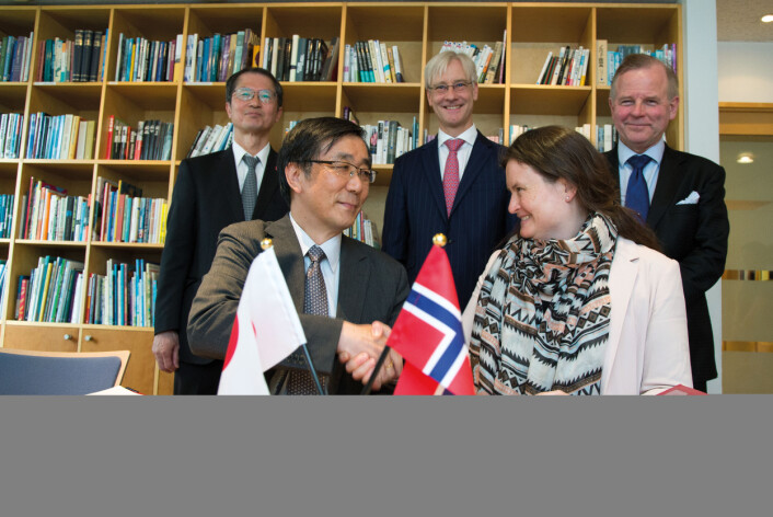 Universitetet i Oslo undertegnet i april – på den norske ambassaden i Tokyo – en samarbeidsavtale med Konan-universitetet i Japan om eksperimentelle studier av energien i atomkjerner. Foran: professor Hiroaki Utsunomiya og professor Sunniva Siem på Fysisk institutt. Bak: Yoshiyuki Nagasaka, rektor ved Konan-universitetet, Erling Rimestad, ambassadør i Tokyo og daværende rektor Ole Petter Ottersen ved UiO. (Foto: Yngve Vogt) Universitetet i Oslo undertegnet i april – på den norske ambassaden i Tokyo – en samarbeidsavtale med Konan-universitetet i Japan om eksperimentelle studier av energien i atomkjerner. Foran: professor Hiroaki Utsunomiya og professor Sunniva Siem på Fysisk institutt. Bak: Yoshiyuki Nagasaka, rektor ved Konan-universitetet, Erling Rimestad, ambassadør i Tokyo og daværende rektor Ole Petter Ottersen ved UiO. (Foto: Yngve Vogt)