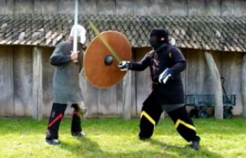 Rolf Warming har testet vikingenes kampteknikker på egen kropp – men bare en mot en. Nå skal oppdagelsene hans kanskje testes i en større kampgruppe. (Foto: privat) Rolf Warming har testet vikingenes kampteknikker på egen kropp – men bare en mot en. Nå skal oppdagelsene hans kanskje testes i en større kampgruppe. (Foto: privat)