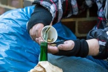Det er folk som ikke vil støtte hjemløse med penger fordi de er redde for at de går til misbruk av alkohol eller narkotika, eller at bakmenn tar alle pengene. En løsning kan være å gi mat eller noe å drikke i stedet. (Foto: Rainer Fuhrmann / Shutterstock / NTB scanpix) Det er folk som ikke vil støtte hjemløse med penger fordi de er redde for at de går til misbruk av alkohol eller narkotika, eller at bakmenn tar alle pengene. En løsning kan være å gi mat eller noe å drikke i stedet. (Foto: Rainer Fuhrmann / Shutterstock / NTB scanpix)