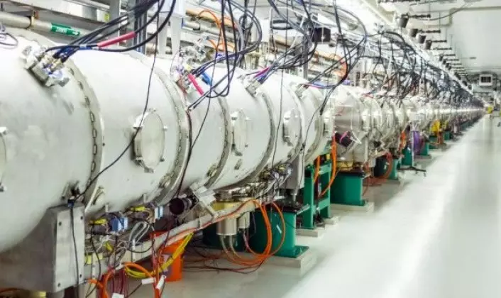 «<em>The Spallation Neutron Source</em>» på Oak Ridge National Laboratory i USA kan produsere kjernepartiklene nøytroner, og samtidig produseres det også nøytrinoer. Like ved produksjonen av nøytroner og nøytrinoer plasserte forskerne nøytrinodetektoren sin – i et kjellerrom, skjermet av jern og betong. Nesten ingen nøytroner kunne nå gjennom skjermingen, men det kunne nøytrinoene derimot. Forskerne kunne tydelig se nøytrinoene i dataene fra detektoren, heter det i en pressemelding. (Foto: Oak Ridge National Laboratory)