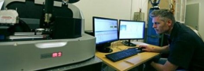En infrarød laser kan fortelle om hvilke kjemiske bindinger det er mellom ulike grunnstoffer. Her førsteamanuensis Tue Hassenkam med den avanserte infrarøde laseren. (Foto: Jes Andersen, KU) En infrarød laser kan fortelle om hvilke kjemiske bindinger det er mellom ulike grunnstoffer. Her førsteamanuensis Tue Hassenkam med den avanserte infrarøde laseren. (Foto: Jes Andersen, KU)