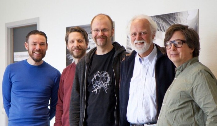 Det måtte et tverrfaglig team til for å løse gåten. Fra venstre: Russell Orr, Jon Bråte, Anders K. Krabberød, Kjell Bjørklund og Kamran Shalchian-Tabrizi. Tom Kristensen var også med, men kunne ikke være til stede da forskning.no møtte gruppa. (Foto: Ingrid Spilde) Det måtte et tverrfaglig team til for å løse gåten. Fra venstre: Russell Orr, Jon Bråte, Anders K. Krabberød, Kjell Bjørklund og Kamran Shalchian-Tabrizi. Tom Kristensen var også med, men kunne ikke være til stede da forskning.no møtte gruppa. (Foto: Ingrid Spilde)