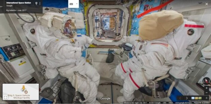 Et bilde fra Street View-funksjonen som viser draktene astronautene må ha på seg hvis de skal utenfor romstasjonen. Astronautene kaller dem EMU, og du kan lese mer ved å klikke på draktene i Google Street View. (Foto: Screenshot/Google) Et bilde fra Street View-funksjonen som viser draktene astronautene må ha på seg hvis de skal utenfor romstasjonen. Astronautene kaller dem EMU, og du kan lese mer ved å klikke på draktene i Google Street View. (Foto: Screenshot/Google)