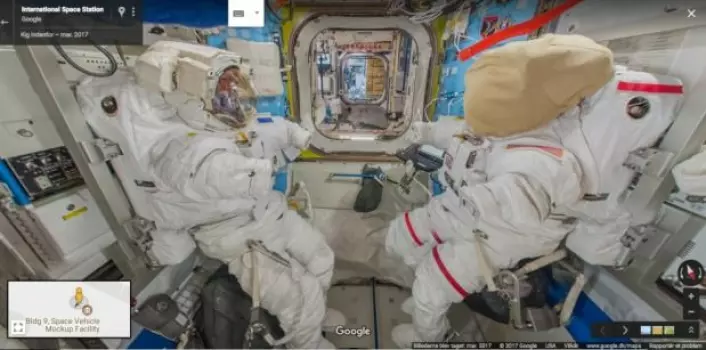 Et bilde fra Street View-funksjonen som viser draktene astronautene må ha på seg hvis de skal utenfor romstasjonen. Astronautene kaller dem EMU, og du kan lese mer ved å klikke på draktene i Google Street View. (Foto: Screenshot/Google)