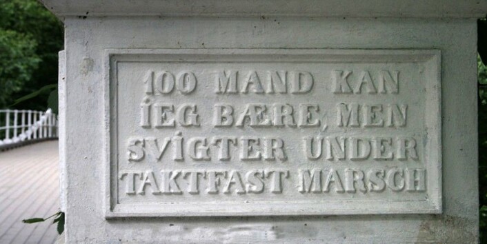 Aamodt bru ble bygget i 1851-52, og gikk tidligere over Drammenselva ved Åmot i Modum. Broa er støpt på Nes jernverk, og hadde en ny konstruksjon da den ble laget, med støpte jernkjeder. Da den ble flyttet til Akerselva nær Grünerløkka i 1962, var det som et ledd i planene om et nytt Teknisk museum her. Tomta ble imidlertid for liten, og museet ble bygget på Kjelsås. (Foto: GAD, CC<a href="https://creativecommons.org/licenses/by-sa/4.0/deed.en"> BY-SA 4.0</a>) Aamodt bru ble bygget i 1851-52, og gikk tidligere over Drammenselva ved Åmot i Modum. Broa er støpt på Nes jernverk, og hadde en ny konstruksjon da den ble laget, med støpte jernkjeder. Da den ble flyttet til Akerselva nær Grünerløkka i 1962, var det som et ledd i planene om et nytt Teknisk museum her. Tomta ble imidlertid for liten, og museet ble bygget på Kjelsås. (Foto: GAD, CC<a href="https://creativecommons.org/licenses/by-sa/4.0/deed.en"> BY-SA 4.0</a>)