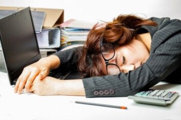 De fleste kjenner nok følelsen av å være trøtt bak skrivebordet. Høyere temperaturer vil ramme produktiviteten enda mer, spår forskerne bak den nye studien. (Foto: Adisorn Saovadee / Shutterstock / NTB scanpix) De fleste kjenner nok følelsen av å være trøtt bak skrivebordet. Høyere temperaturer vil ramme produktiviteten enda mer, spår forskerne bak den nye studien. (Foto: Adisorn Saovadee / Shutterstock / NTB scanpix)