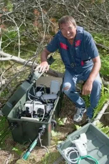 Svein Junge viser frem kassen med det tekniske utstyret. (Foto: Georg Mathisen)