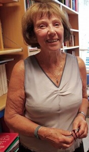 Språkforsker Ruth Vatvedt Fjeld tipper at vi snart klarer oss med ett eneste ord for den populære kommunikasjonskanalen telefonen. (Foto: Ida Kvittingen, forskning.no) Språkforsker Ruth Vatvedt Fjeld tipper at vi snart klarer oss med ett eneste ord for den populære kommunikasjonskanalen telefonen. (Foto: Ida Kvittingen, forskning.no)