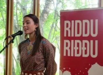 Karoline Trollvik under lanseringen av fjorårets program for Riddu Riddu-festivalen.  (Foto: Randi Solhaug)