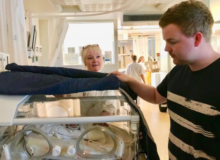 Lille Viktor ligger på en av Norges mest hektiske arbeidsplasser. Det er så vidt plass til en lenestol og en krakk ved siden av kuvøsen hans. Rundt foreldrene haster sykepleiere og leger døgnet rundt. Av og til føler foreldrene av de er i veien. (Foto: Siw Ellen Jakobsen) Lille Viktor ligger på en av Norges mest hektiske arbeidsplasser. Det er så vidt plass til en lenestol og en krakk ved siden av kuvøsen hans. Rundt foreldrene haster sykepleiere og leger døgnet rundt. Av og til føler foreldrene av de er i veien. (Foto: Siw Ellen Jakobsen)