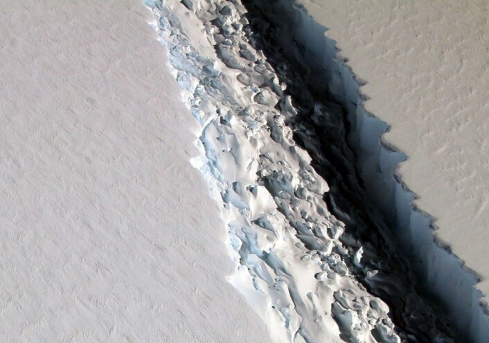 Et nærbilde tatt av sprekken i isbremmen Larsen C i november i fjor. (Foto: NASA, John Sonntag) Et nærbilde tatt av sprekken i isbremmen Larsen C i november i fjor. (Foto: NASA, John Sonntag)