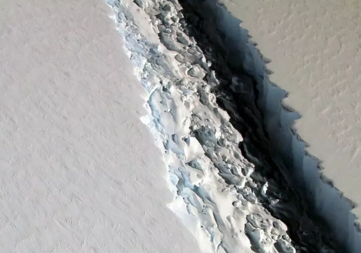 Et nærbilde tatt av sprekken i isbremmen Larsen C i november i fjor. (Foto: NASA, John Sonntag)