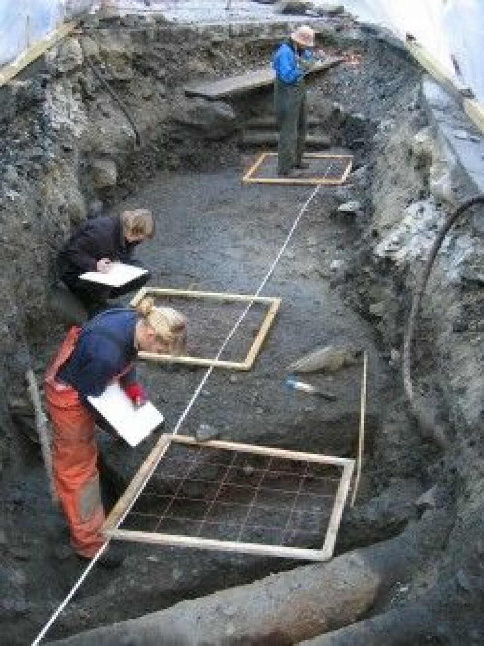 Arkeologene graver og noterer i området ned mot Vågen i Stavanger. (Foto: NIKU)