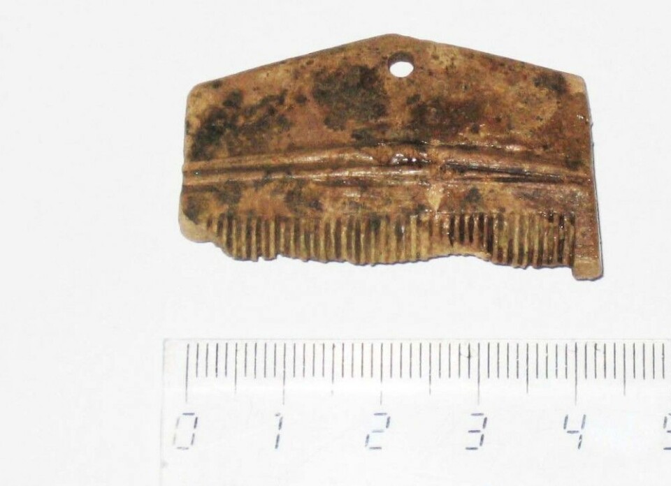En kam fra middelalderen ble funnet i Stavanger. Det er trolig laget av reinsdyrgevir. (Foto: NIKU)