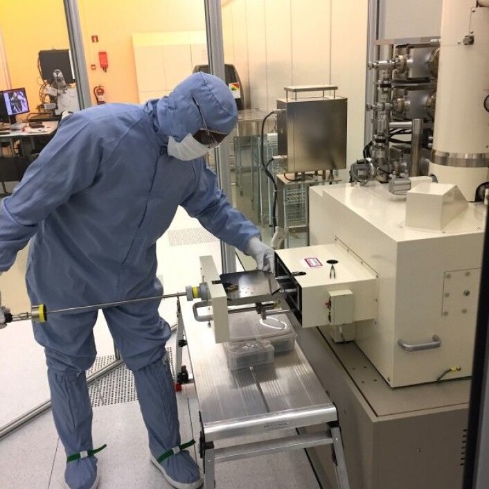 Branson Belle laster inn en grafénprøve på Nanolab ved Norges teknisk-vitenskapelige universitet. (Foto: Sintef) Branson Belle laster inn en grafénprøve på Nanolab ved Norges teknisk-vitenskapelige universitet. (Foto: Sintef)
