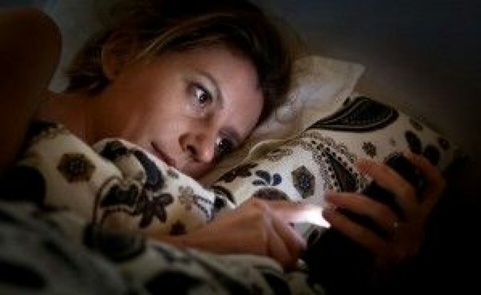 Det blå lyset fra mobilen har en negativ effekt på søvnen. (Illustrasjonsfoto: melis / Shutterstock / NTB scanpix)