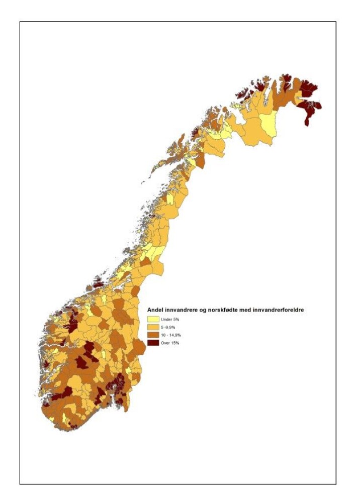 Innvandrere flytter dit de finner jobb eller der de blir bosatt som flyktninger. De drar ikke lenger bare til byene, men slår seg ned over hele landet. Kartet viser innvandrerandelen i norske kommuner i 2012. (Data: SSB) Innvandrere flytter dit de finner jobb eller der de blir bosatt som flyktninger. De drar ikke lenger bare til byene, men slår seg ned over hele landet. Kartet viser innvandrerandelen i norske kommuner i 2012. (Data: SSB)