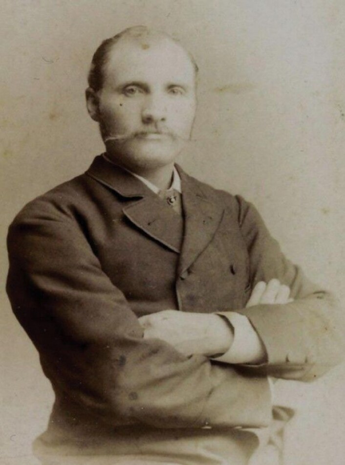 Johan Adrian Jacobsen fra 1885. Bildet er oppbevart på Risøya. (Foto: privat) Johan Adrian Jacobsen fra 1885. Bildet er oppbevart på Risøya. (Foto: privat)