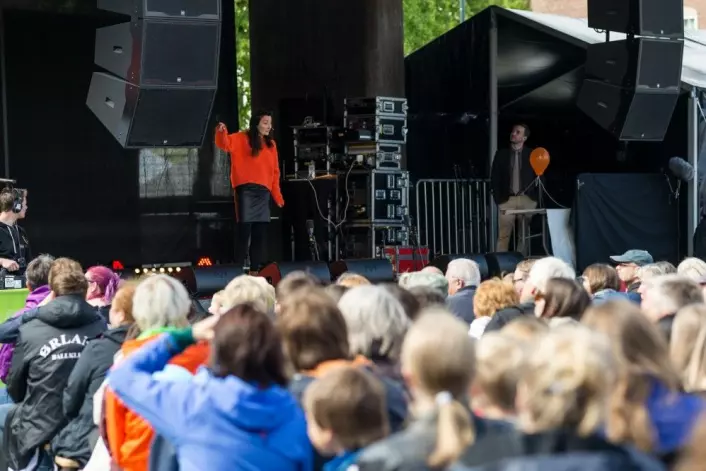 Nobelprisvinner May-Britt Moser underholder – og kanskje inspirerer – Trondheim-publikummet. (Foto: Julie Gloppe Solem, NTNU)