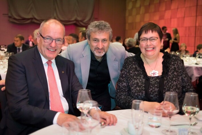 NTNU-rektor Gunnar Bovim (til venstre), Starmus-grunnlegger Garek Israelian og Trondheim-ordfører Rita Ottervik puster ut på avslutningsgallaen. (Foto: Thor Nielsen, NTNU) NTNU-rektor Gunnar Bovim (til venstre), Starmus-grunnlegger Garek Israelian og Trondheim-ordfører Rita Ottervik puster ut på avslutningsgallaen. (Foto: Thor Nielsen, NTNU)