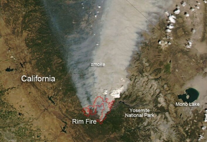 En av brannene forskerne har studert, er Rim fire i California i 2013. Det er en av de største brannene i delstatens historie. På bildet er brannen innenfor de røde strekene. Området med røyk er langt større. (Foto: Jeff Schmaltz Lance/Eosdis Modis Rapid Response Team, GSFC/Lynn Jenner/NASA) En av brannene forskerne har studert, er Rim fire i California i 2013. Det er en av de største brannene i delstatens historie. På bildet er brannen innenfor de røde strekene. Området med røyk er langt større. (Foto: Jeff Schmaltz Lance/Eosdis Modis Rapid Response Team, GSFC/Lynn Jenner/NASA)