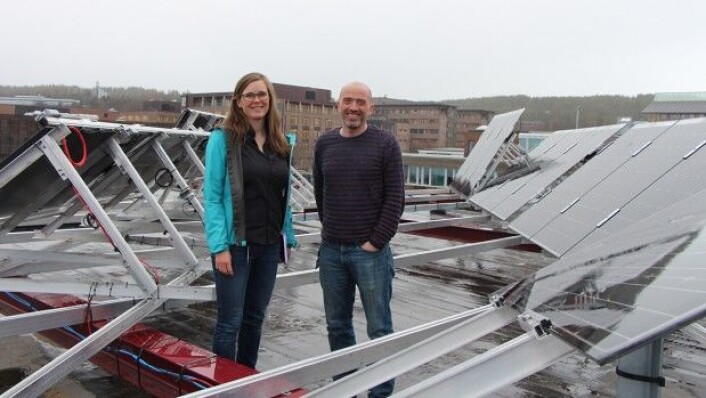 – Ettersom dette er et forskningssystem er de installert med litt forskjellig orientering (helning) slik at vi skal kunne studere energiutbytte i forskjellige situasjoner. De er også mulig å endre vinkel på mange av dem, sier Clara Good. (Foto: Mathilde Torsøe) – Ettersom dette er et forskningssystem er de installert med litt forskjellig orientering (helning) slik at vi skal kunne studere energiutbytte i forskjellige situasjoner. De er også mulig å endre vinkel på mange av dem, sier Clara Good. (Foto: Mathilde Torsøe)