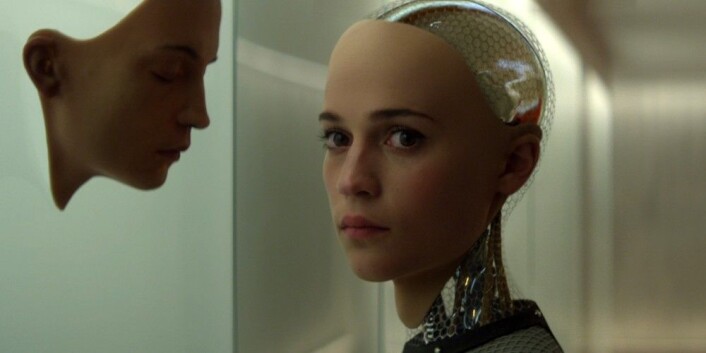 Filmen Ex Machina kom i 2015 og handler om hva som kan skje hvis vi lykkes med å skape en intelligens som er både selvstendig, selvbevisst og i stand til å føle. (Foto: United International Pictures, Filmweb) Filmen Ex Machina kom i 2015 og handler om hva som kan skje hvis vi lykkes med å skape en intelligens som er både selvstendig, selvbevisst og i stand til å føle. (Foto: United International Pictures, Filmweb)