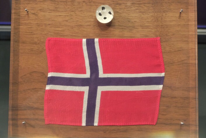 Dette flagget er eneste norske månefarer. Her stilles det ut sammen med steinene som var med tilbake på Apollo 11. (Foto: Eivind Torgersen) Dette flagget er eneste norske månefarer. Her stilles det ut sammen med steinene som var med tilbake på Apollo 11. (Foto: Eivind Torgersen)
