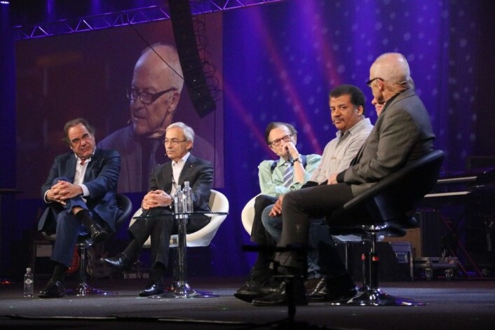 Deltagerne på paneldebatten fra venstre: Oliver Stone, Chris Pissarides, Larry King, Neil deGrasse Tyson, Eugene Kaspersky og Finn Kydland. (Foto: Lasse Biørnstad) Deltagerne på paneldebatten fra venstre: Oliver Stone, Chris Pissarides, Larry King, Neil deGrasse Tyson, Eugene Kaspersky og Finn Kydland. (Foto: Lasse Biørnstad)