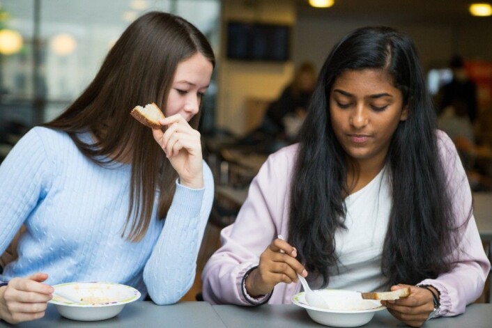 Alle opplever vi stress forskjellig og vi har ulike forutsetninger for å takle det. Mange unge takler bra det stresset de opplever både på skolen og i hverdagen ellers. Men en god del jenter og noen gutter gjør det ikke. De bekymrer seg mye for skolearbeidet sitt og for framtiden. (Illustrasjonsfoto: Thomas Brun / NTB scanpix) Alle opplever vi stress forskjellig og vi har ulike forutsetninger for å takle det. Mange unge takler bra det stresset de opplever både på skolen og i hverdagen ellers. Men en god del jenter og noen gutter gjør det ikke. De bekymrer seg mye for skolearbeidet sitt og for framtiden. (Illustrasjonsfoto: Thomas Brun / NTB scanpix)