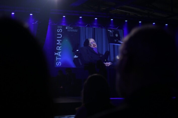 Stephen Hawking under hans foredrag på Starmus. (foto: Lasse Biørnstad/forskning.no) Stephen Hawking under hans foredrag på Starmus. (foto: Lasse Biørnstad/forskning.no)