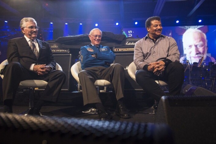 Harrison Schmitt (81), Charles Duke (81), Neil deGrasse Tyson og Buzz Aldrin på scenen under Starmus i Trondheim. (Foto: Max Alexander/Starmus) Harrison Schmitt (81), Charles Duke (81), Neil deGrasse Tyson og Buzz Aldrin på scenen under Starmus i Trondheim. (Foto: Max Alexander/Starmus)