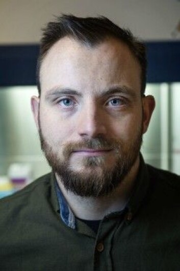 Anders Benteson Nygaard startet som tømrer, og valgte å satse videre på en karriere innenfor helse og mikrobiologi. Nå er han stipendiat ved Fakultet for teknologi, kunst og design på Høgskolen i Oslo og Akershus. (Foto: Hampus Lundgren) Anders Benteson Nygaard startet som tømrer, og valgte å satse videre på en karriere innenfor helse og mikrobiologi. Nå er han stipendiat ved Fakultet for teknologi, kunst og design på Høgskolen i Oslo og Akershus. (Foto: Hampus Lundgren)