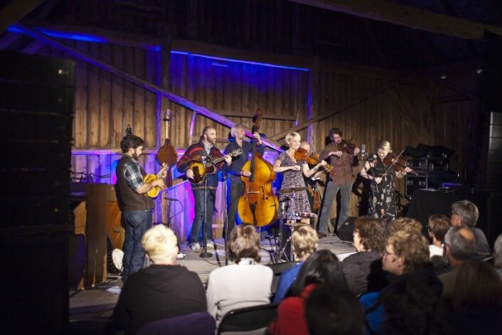 Folkemusikeren Sigrid Moldestad spiller sammen med musikere fra mange forskjellige land under en Blågras-konsert på Norsk Countrytreff. (Foto: Runar Sandnes) Folkemusikeren Sigrid Moldestad spiller sammen med musikere fra mange forskjellige land under en Blågras-konsert på Norsk Countrytreff. (Foto: Runar Sandnes)