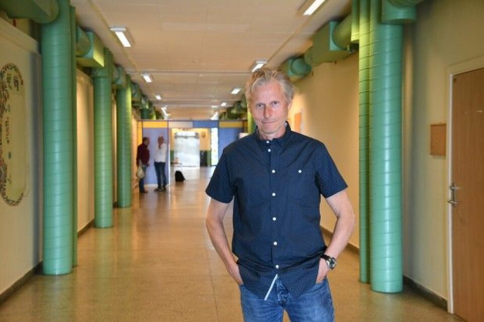 Terje Jonassen i korridoren på Bankgata ungdomsskole. (Foto: Thoralf Fagtertun)