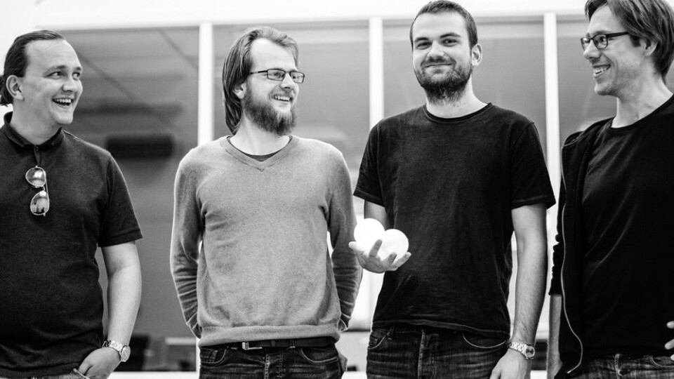 Gruppen bak de selvlysende sjongleringsballene. Fra venstre: Prosjektleder Johan Rønbeck, teknisk leder og kretskortdesigner Johannes Wågen, testansvarlig m.m. Jakob Pein og dokumentasjonsansvarlig og signalbehandler Håkon Landmark. (Foto: Justyna Hapeta – Studio Malina)