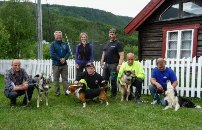 Fire av fem kadaverhundekvipasjer som deltok i de eksperimentelle feltene i Gausdal, samt prosjektleder og instruktører fra Norske Kadaverhunder. (Foto: Sidsel Røhnebæk, Fylkesmannen Oppland)