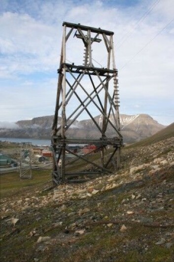 Taubanebukkene i Longyearbyen er fundamentert på pæler som er gravd ned i permafrosten. (Foto: NIKU) Taubanebukkene i Longyearbyen er fundamentert på pæler som er gravd ned i permafrosten. (Foto: NIKU)