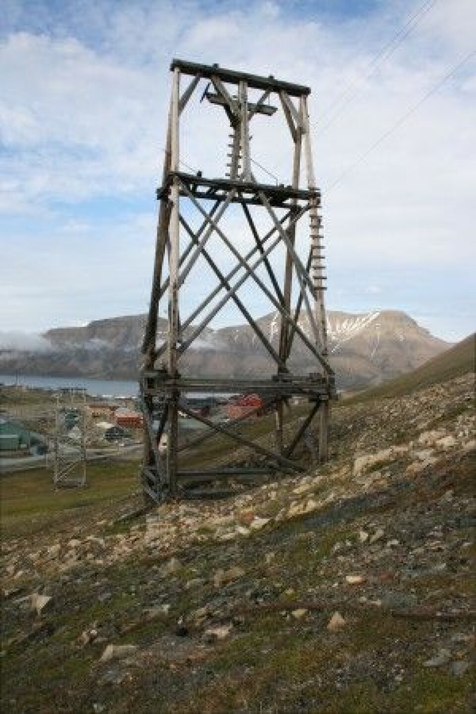 Taubanebukkene i Longyearbyen er fundamentert på pæler som er gravd ned i permafrosten. (Foto: NIKU)