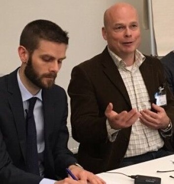 Einar Lie (til høyre), professor og ekspert på økonomisk historie, mener politikerne også bør få øren for viktige norske reformer, ikke bare byråkratene. (Foto: Anne Lise Stranden/forskning.no) Einar Lie (til høyre), professor og ekspert på økonomisk historie, mener politikerne også bør få øren for viktige norske reformer, ikke bare byråkratene. (Foto: Anne Lise Stranden/forskning.no)