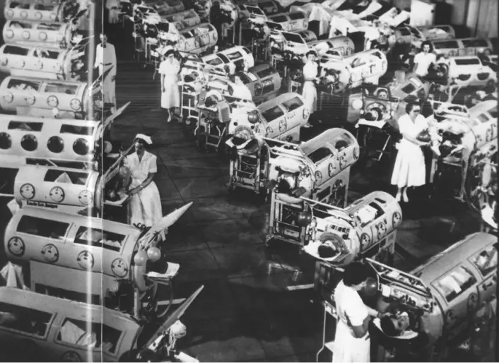 Poliopasienter får hjelp til å puste i en slags respirator kalt jernlunger i USA på 50-tallet. (Foto: Flickr CC BY-NC 2.0)