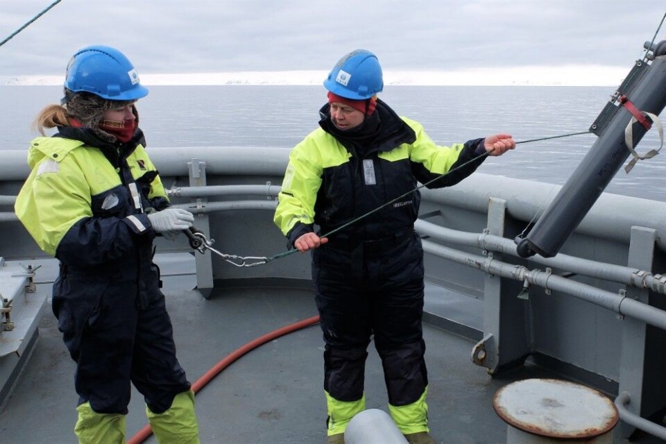 Forskning og undervisning i ett. Tove Gabrielsen viser Julia Dusaucy Higelin hvordan hun skal ta vannprøver fra havet. (Foto: Eivind Torgersen)