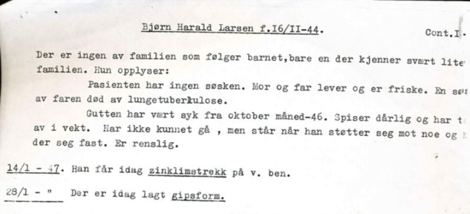 Fremme i Tromsø blir Bjørn Harald Larssen skrevet inn på Kysthospitalet, et spesialsykehus for beintuberkulose. Overlegen noterer i journalen: «Der er ingen av familien som følger barnet, bare en der kjenner svært lite til familien. Hun opplyser: Pasienten har ingen søsken. Mor og far lever og er friske». (Foto av pasientjournalen: Privat)