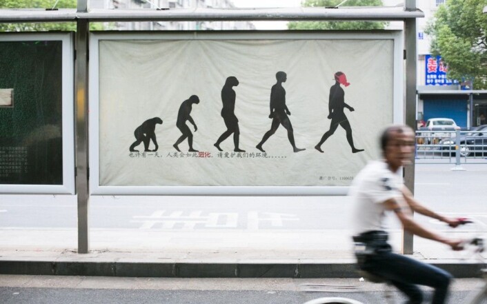 På plakaten står det «Kanskje menneskeheten en dag vil utvikle seg slik. Vær så snill å verne om miljøet». (Foto: Annica Thomsson) På plakaten står det «Kanskje menneskeheten en dag vil utvikle seg slik. Vær så snill å verne om miljøet». (Foto: Annica Thomsson)