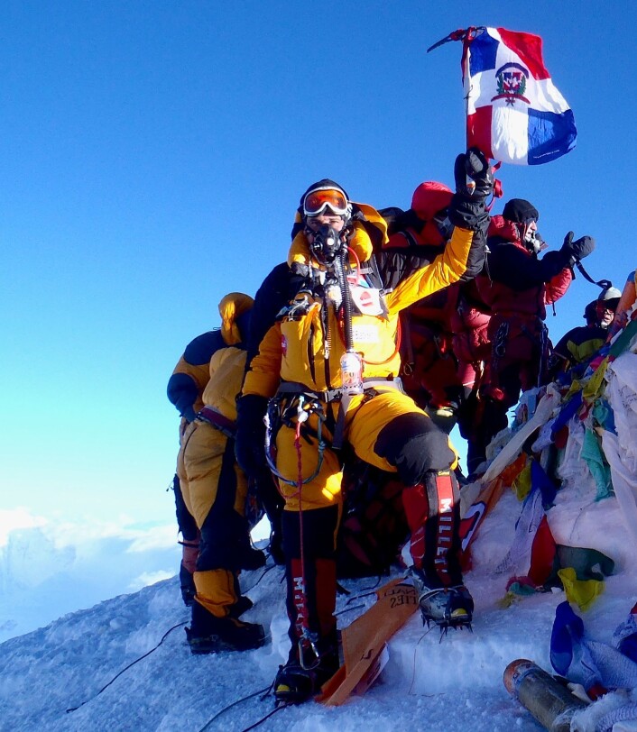 Klatreren Ivan Ernesto Gómez Carrasco på toppen av Mount Everest. Som de fleste som når toppen, bruker han medbrakt oksygen, blant annet for å motvirke høydesyke. (Foto: Igomezc/CC BY-SA 3.0) Klatreren Ivan Ernesto Gómez Carrasco på toppen av Mount Everest. Som de fleste som når toppen, bruker han medbrakt oksygen, blant annet for å motvirke høydesyke. (Foto: Igomezc/CC BY-SA 3.0)