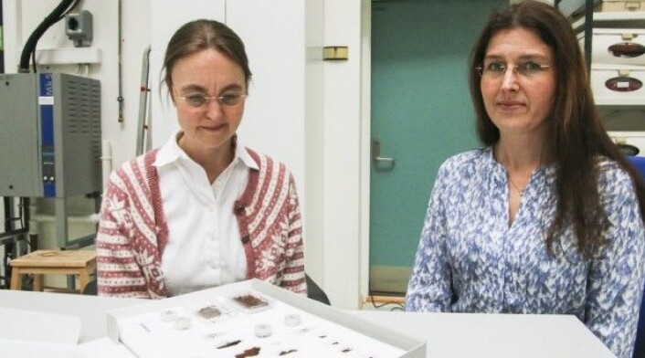 Fragmentene de har studert er veldig små. Men med professor Bodil Holsts mikroskop og konservator Hana Lukešovás tekstilkunnskaper, kan vi nå med sikkerhet si hvilket materiale vikingenes undertøy var laget av. (Foto: Ida Bergstrøm) Fragmentene de har studert er veldig små. Men med professor Bodil Holsts mikroskop og konservator Hana Lukešovás tekstilkunnskaper, kan vi nå med sikkerhet si hvilket materiale vikingenes undertøy var laget av. (Foto: Ida Bergstrøm)