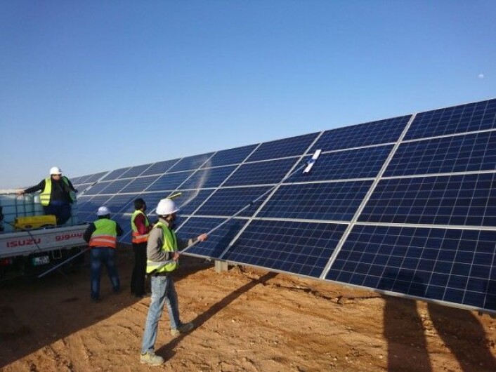 Manuelt renhold ved Scatec Solar sitt anlegg i Jordan. (Foto: Mohammad Ba’ra) Manuelt renhold ved Scatec Solar sitt anlegg i Jordan. (Foto: Mohammad Ba’ra)