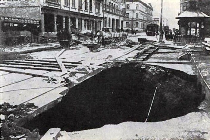 Et stort synkehull oppsto i Valkyriegaten etter at 800 kubikkmeter dundret ned i den utgravde tunnelen den 24. oktober 1913. (Foto: Ukjent. Hentet fra boken «Norge under Haakon VII» av Odd Hølaas.) Et stort synkehull oppsto i Valkyriegaten etter at 800 kubikkmeter dundret ned i den utgravde tunnelen den 24. oktober 1913. (Foto: Ukjent. Hentet fra boken «Norge under Haakon VII» av Odd Hølaas.)