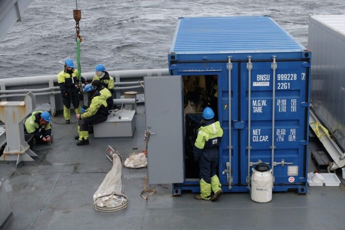KV «Svalbard» har ikke de samme fasilitetene som et rendyrket forskningsfartøy. Da tar forskerne med seg denne konteineren med innebygget laboratorium. (Foto: Eivind Torgersen) KV «Svalbard» har ikke de samme fasilitetene som et rendyrket forskningsfartøy. Da tar forskerne med seg denne konteineren med innebygget laboratorium. (Foto: Eivind Torgersen)
